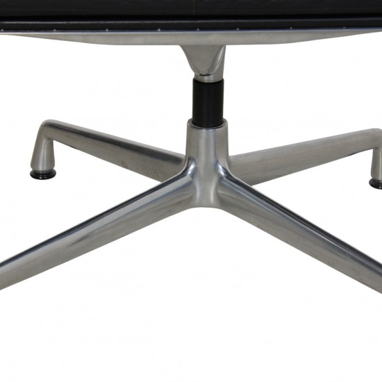 Charles Eames EA223 skammel i sort læder