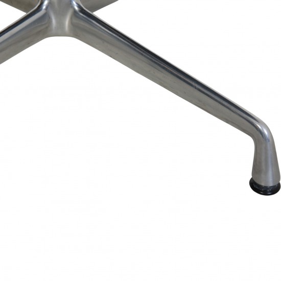 Charles Eames EA223 skammel i sort læder
