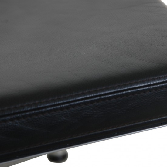 Charles Eames EA223 skammel i sort læder