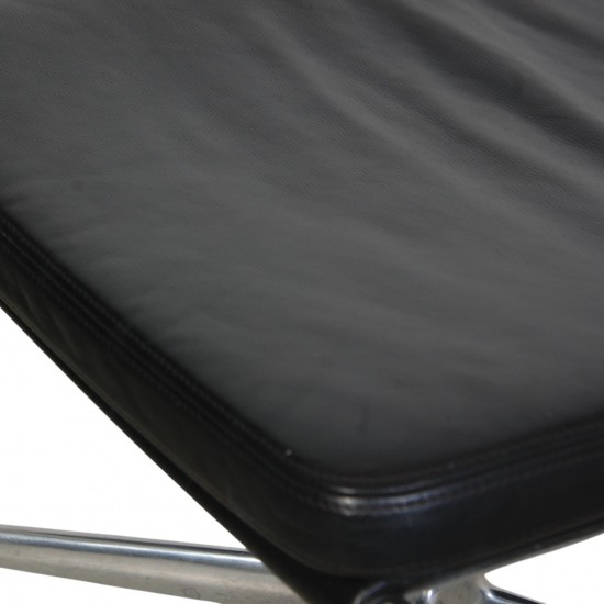 Charles Eames EA223 skammel i sort læder