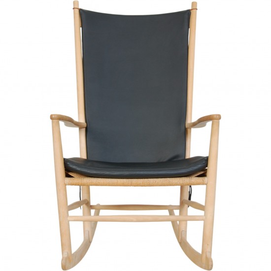 Hans Wegner J16 Gyngestol i bøg, og med sorte læder hynder