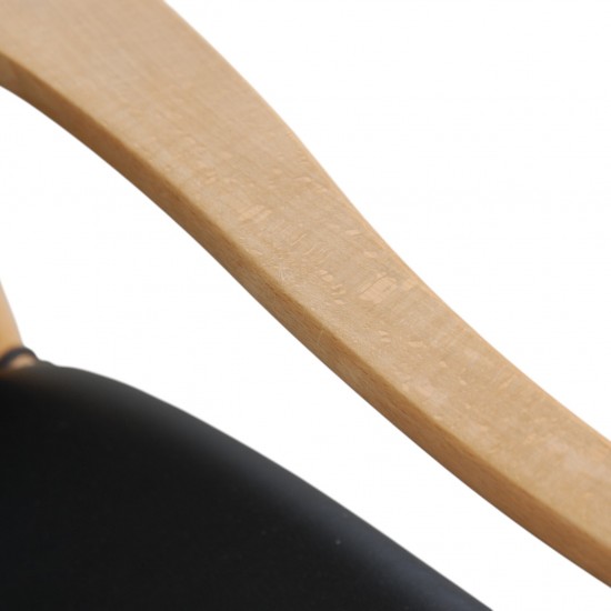 Hans Wegner J16 Gyngestol i bøg, og med sorte læder hynder