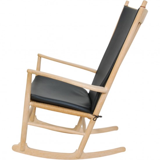 Hans Wegner J16 Gyngestol i bøg, og med sorte læder hynder