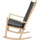Hans Wegner J16 Gyngestol i bøg, og med sorte læder hynder