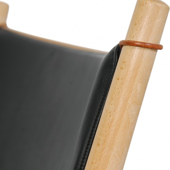 Hans Wegner J16 Gyngestol i bøg, og med sorte læder hynder