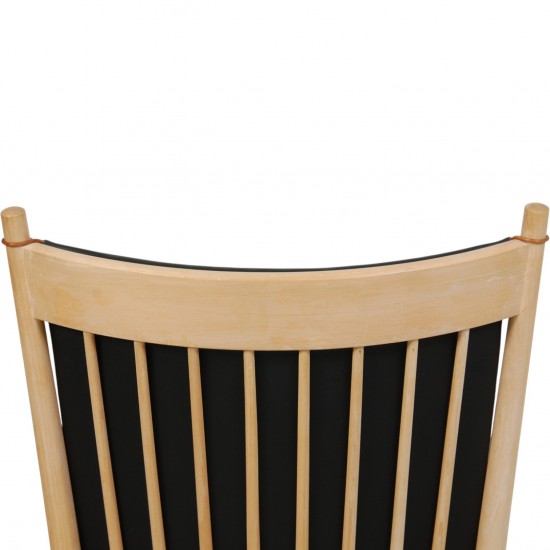 Hans Wegner J16 Gyngestol i bøg, og med sorte læder hynder