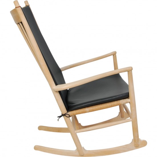 Hans Wegner J16 Gyngestol i bøg, og med sorte læder hynder
