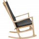 Hans Wegner J16 Gyngestol i bøg, og med sorte læder hynder