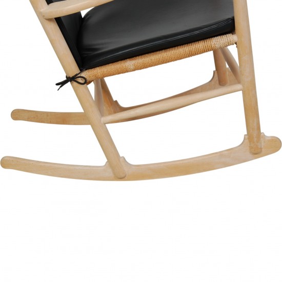 Hans Wegner J16 Gyngestol i bøg, og med sorte læder hynder