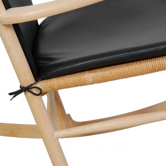 Hans Wegner J16 Gyngestol i bøg, og med sorte læder hynder
