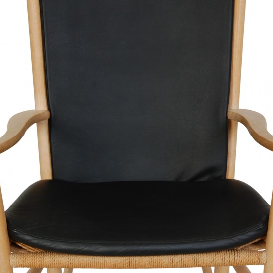 Hans Wegner J16 Gyngestol i bøg, og med sorte læder hynder