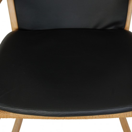 Hans Wegner J16 Gyngestol i bøg, og med sorte læder hynder