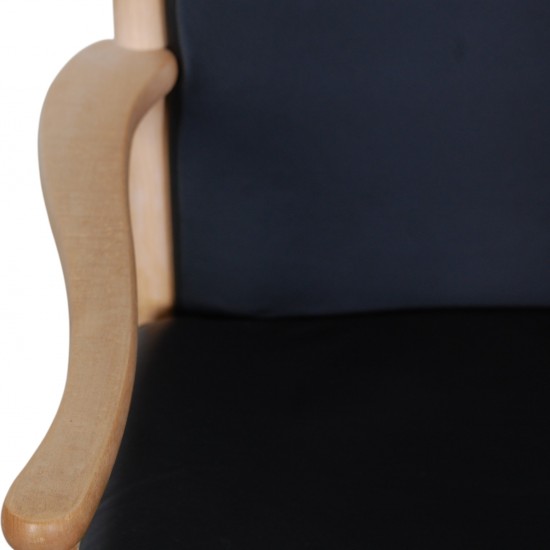 Hans Wegner J16 Gyngestol i bøg, og med sorte læder hynder