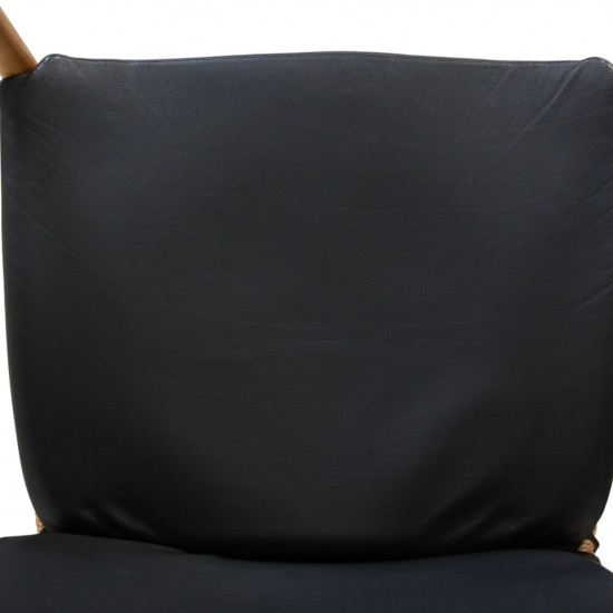 Hans Wegner J16 Gyngestol i bøg, og med sorte læder hynder