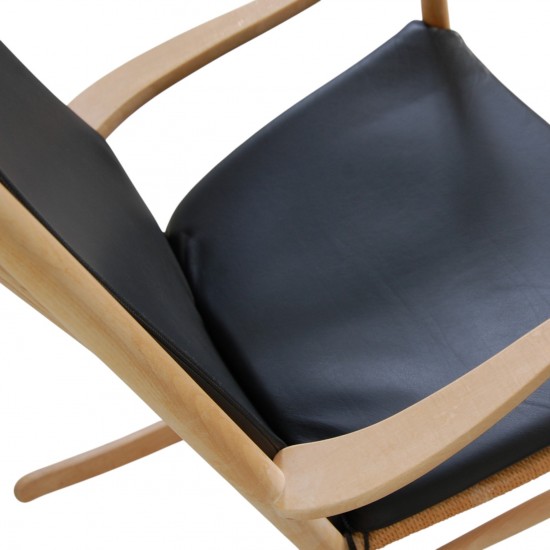 Hans Wegner J16 Gyngestol i bøg, og med sorte læder hynder