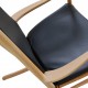 Hans Wegner J16 Gyngestol i bøg, og med sorte læder hynder