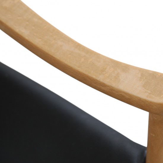 Hans Wegner J16 Gyngestol i bøg, og med sorte læder hynder