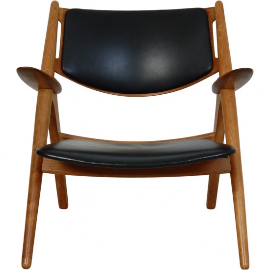 Hans Wegner CH28 Savbukkestol i eg og sort læder