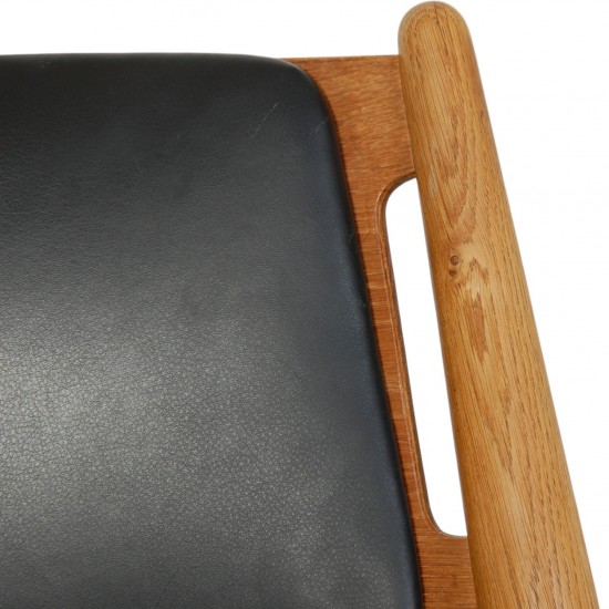 Hans Wegner CH28 Savbukkestol i eg og sort læder