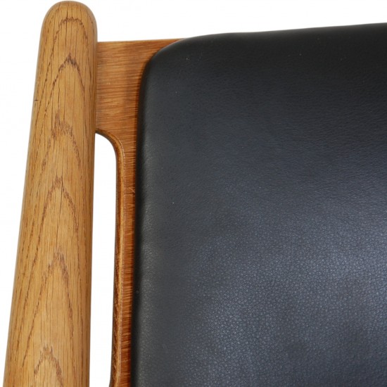 Hans Wegner CH28 Savbukkestol i eg og sort læder