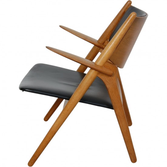 Hans Wegner CH28 Savbukkestol i eg og sort læder
