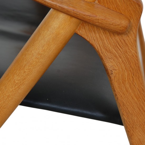 Hans Wegner CH28 Savbukkestol i eg og sort læder