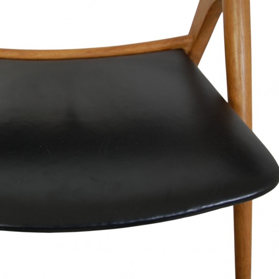 Hans Wegner CH28 Savbukkestol i eg og sort læder