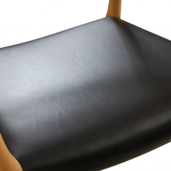 NO Møller NO62 armchair in beech and black leather