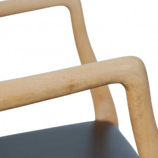 NO Møller NO62 armchair in beech and black leather