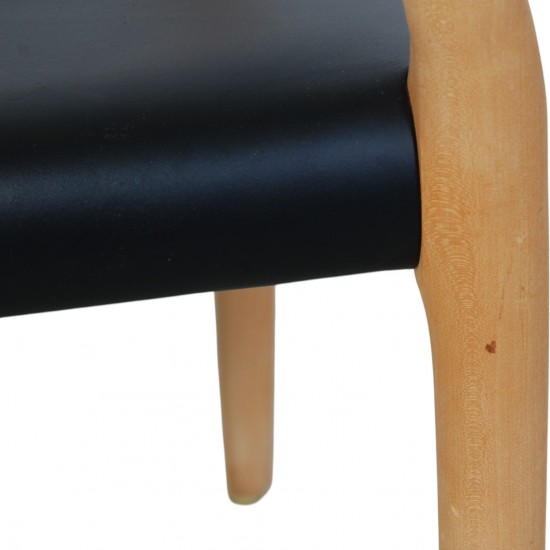 NO Møller NO62 armchair in beech and black leather