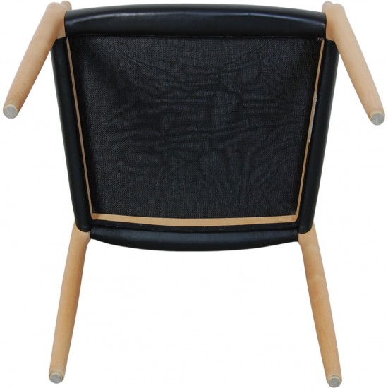 NO Møller NO62 armchair in beech and black leather