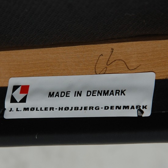 NO Møller NO62 armchair in beech and black leather