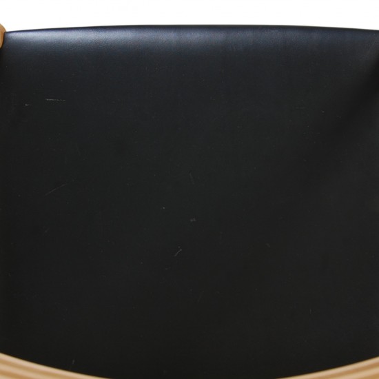 NO Møller NO62 armchair in beech and black leather