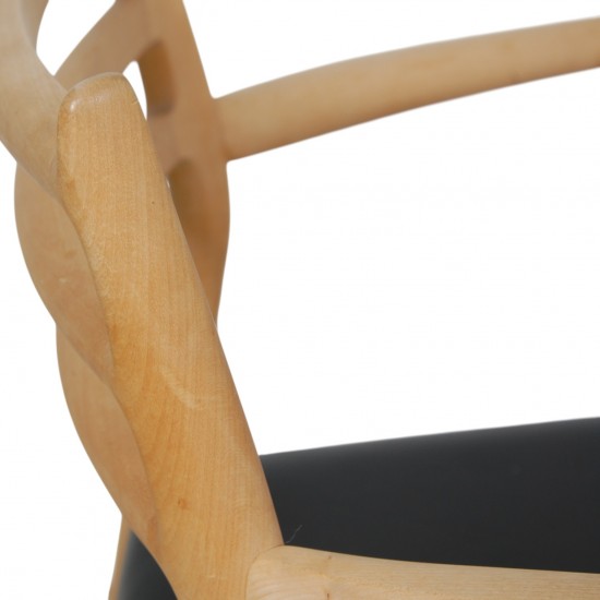 NO Møller NO62 armchair in beech and black leather