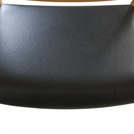 NO Møller NO62 armchair in beech and black leather