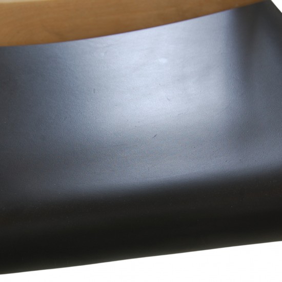 NO Møller NO62 armchair in beech and black leather