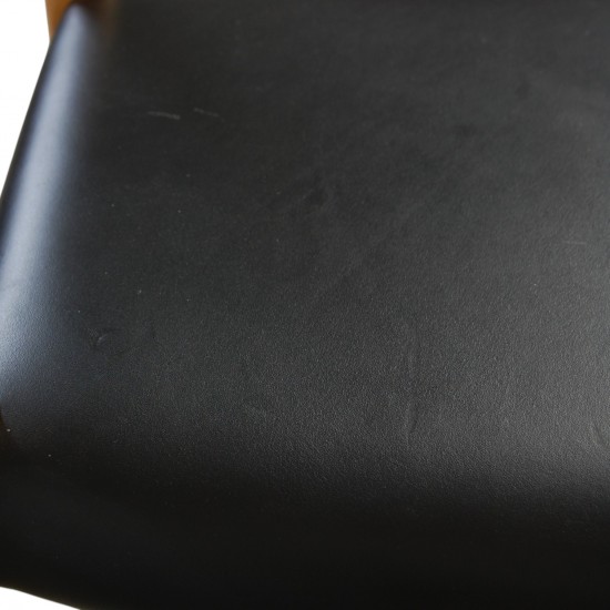 NO Møller NO62 armchair in beech and black leather