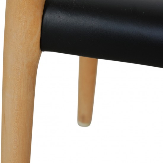 NO Møller NO62 armchair in beech and black leather
