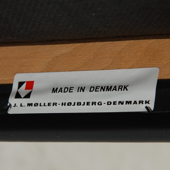 NO Møller NO62 armchair in beech and black leather