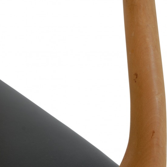 NO Møller NO62 armchair in beech and black leather