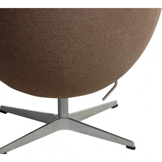 Arne Jacobsen Ægget stol i brun uld