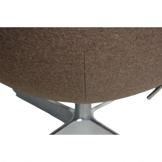 Arne Jacobsen Ægget stol i brun uld