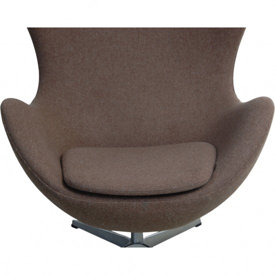 Arne Jacobsen Ægget stol i brun uld