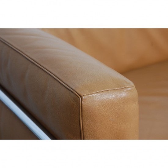 Le Corbusier 2-personers LC3 sofa i karamel farvet læder