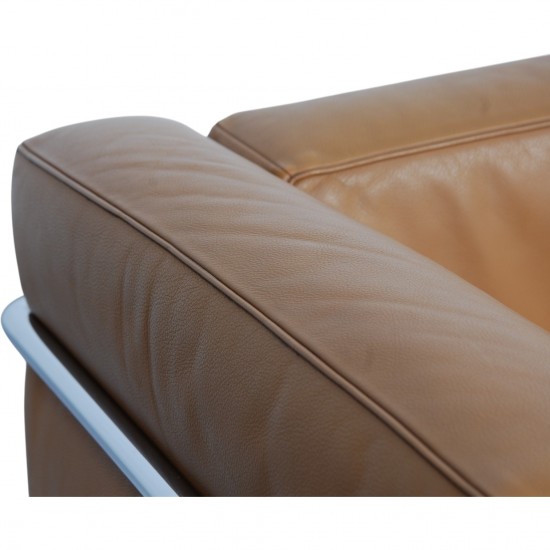 Le Corbusier 2-personers LC3 sofa i karamel farvet læder
