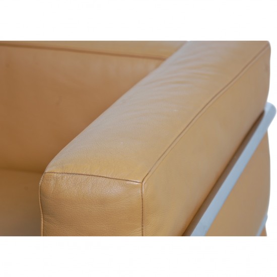 Le Corbusier 2-personers LC3 sofa i karamel farvet læder