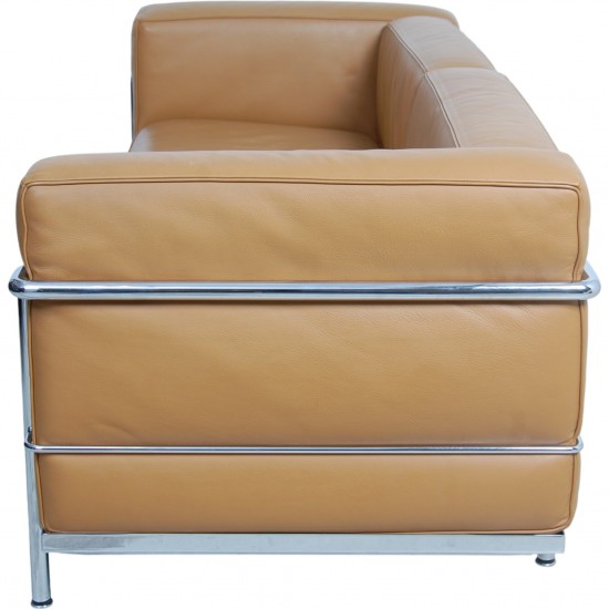 Le Corbusier 2-personers LC3 sofa i karamel farvet læder