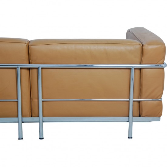 Le Corbusier 2-personers LC3 sofa i karamel farvet læder