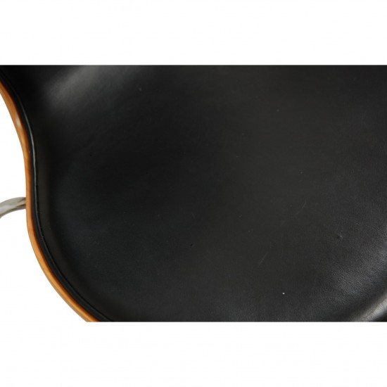 Arne Jacobsen 3187 Barstol i kirsebærtræ og sort læder