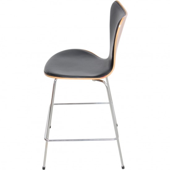 Arne Jacobsen 3187 Barstol i kirsebærtræ og sort læder